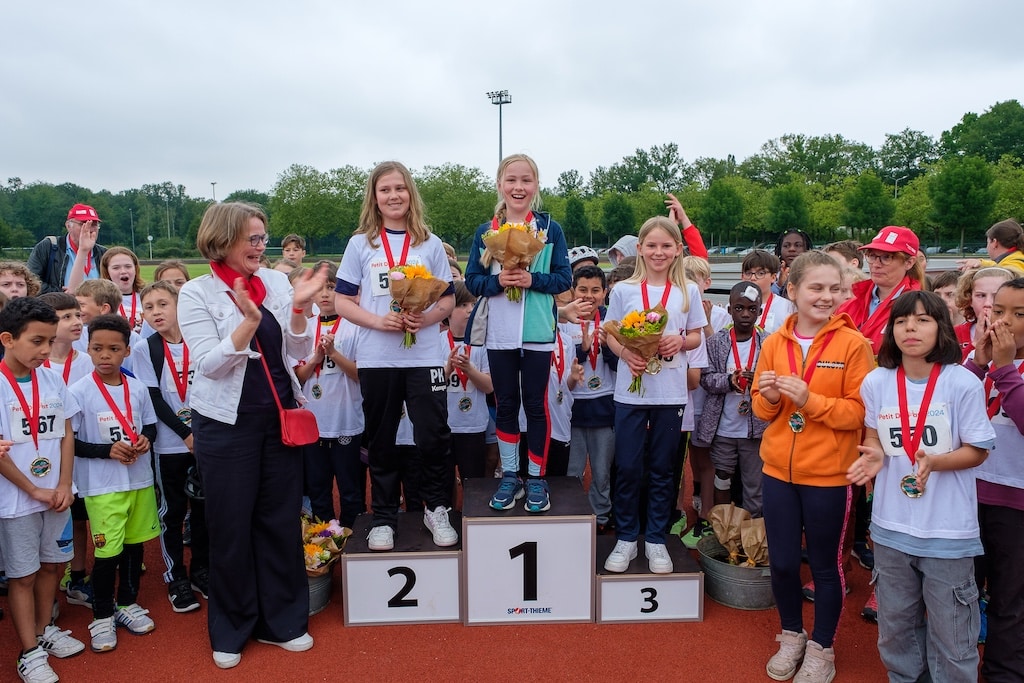 Bürgermeisterin Klaudia Zepuntke zeichnet Kinder beim Petit Départ in Holthausen aus