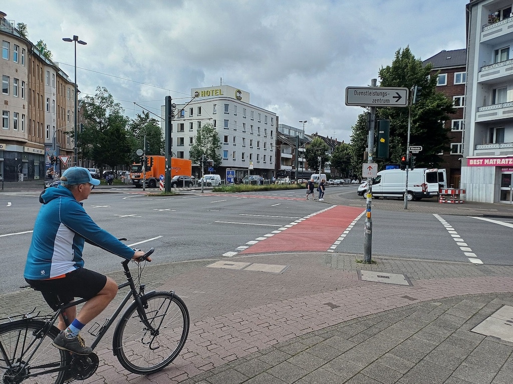 Radwege an Ampelkreuzungen jetzt rot markiert
