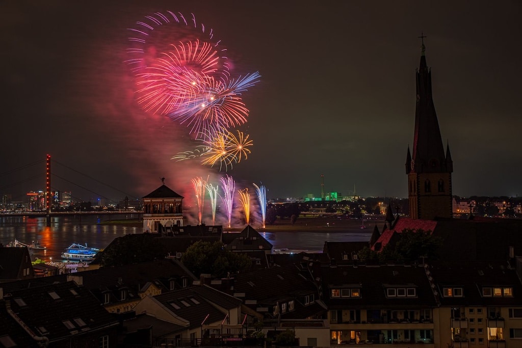 Feuerwerk zum Japantag Foto: LB / Olaf Oidtmann Feuerwerk zum Japantag Foto: LB / Olaf Oidtmann