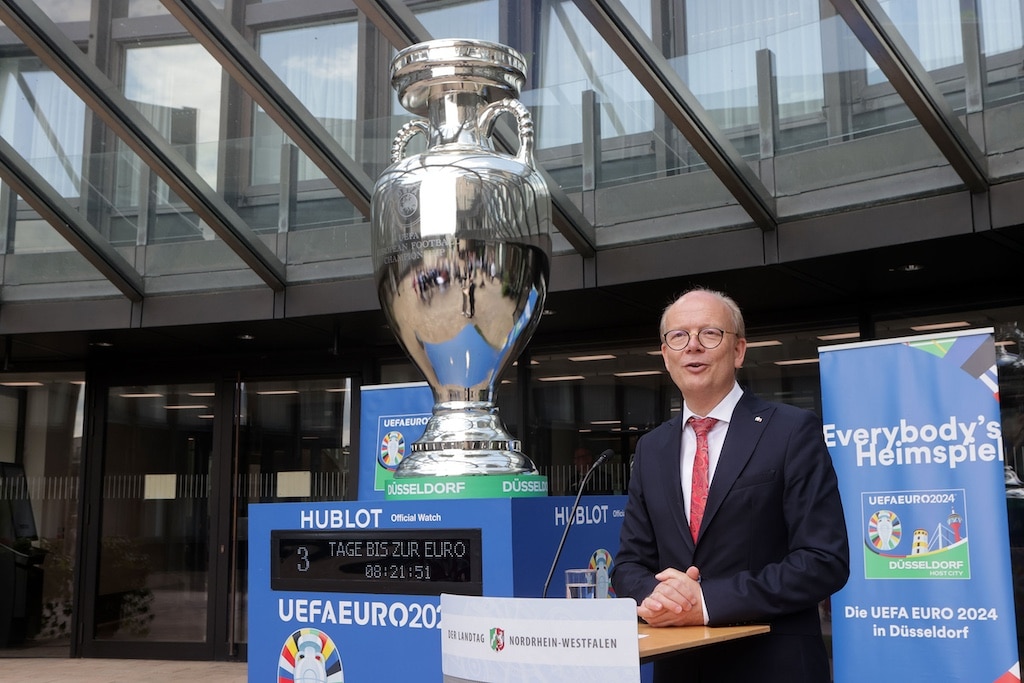 Der EM-Pokal vor dem Landtag und „Heimspiel im Parlament“: Landtag öffnet für Fans und lädt zum Kickern ein