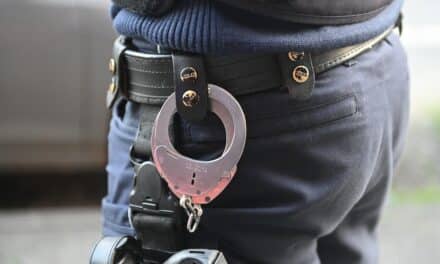Lierenfeld: Registrierkasse aus China-Imbiss entwendet – Polizei nimmt mutmaßlichen Einbrecher dank aufmerksamer Anwohnerin fest