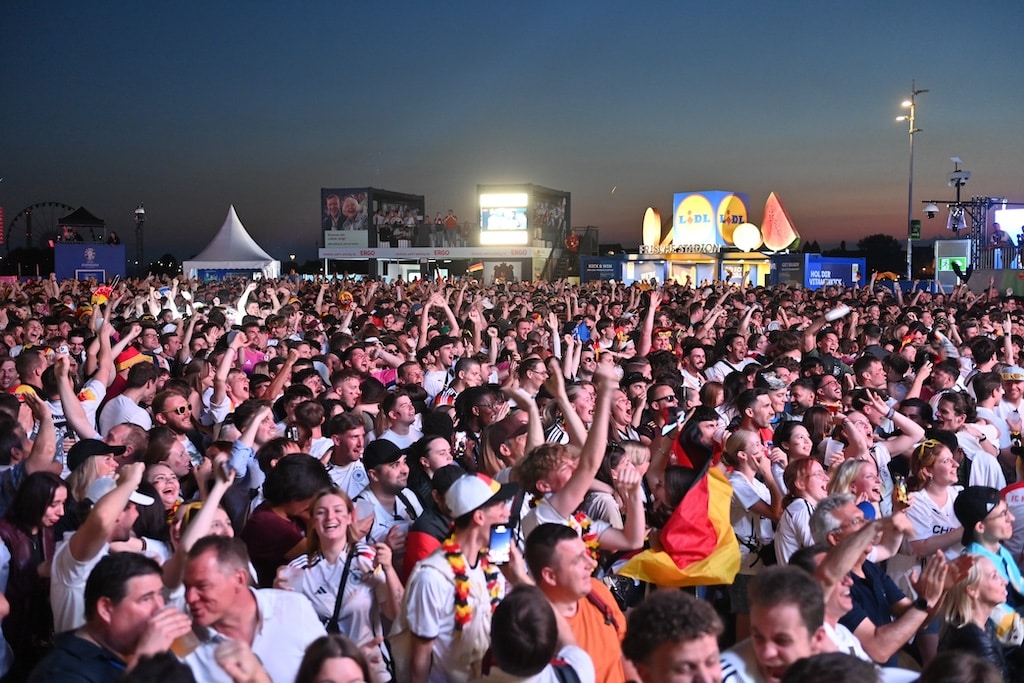 Über 20.000 Zuschauer: Euphorie in Düsseldorfer Fan Zones bei Deutschland-Sieg