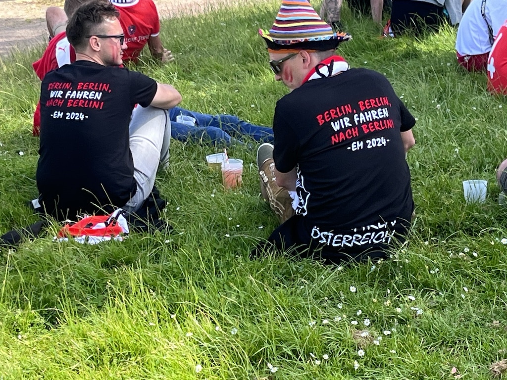 Franzosen und Österreicher feiern EM stimmungsvoll