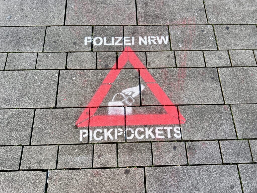 Piktogramme in der Altstadt: Polizei warnt vor Taschendieben