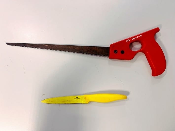 Mann mit Handsäge unterwegs