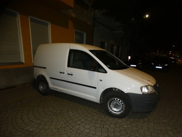 Blitzeinbruch auf der Königsallee — Unbekannte Täter fahren mit VW-Caddy in Schaufenster