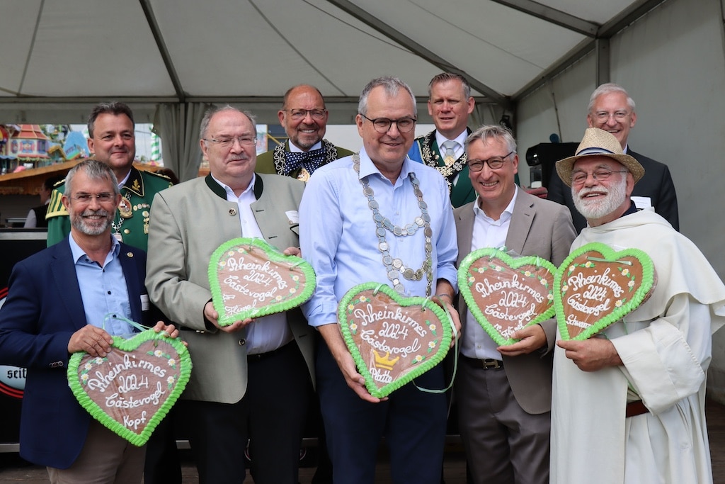 Mittig der neue Gästekönig Oscar Bruch Mittig der neue Gästekönig Oscar Bruch