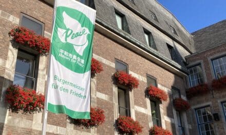 Düsseldorf zeigt Flagge für Frieden und eine atomwaffenfreie Welt