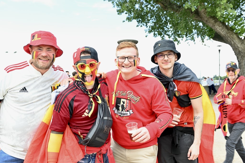 Viertes Spiel in der Landeshauptstadt — Friedliche und ausgelassene Stimmung an der längsten Theke der Welt