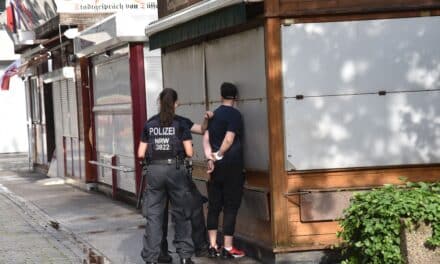 Zivilfahnder stellen Seriendieb in Pempelfort