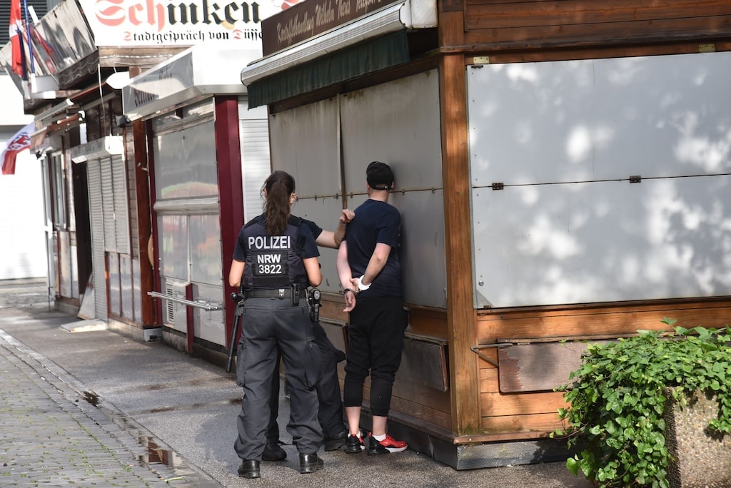 Zivilfahnder stellen Seriendieb in Pempelfort