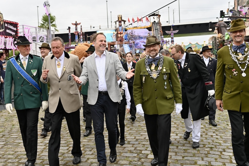 Eröffnung der Rheinkirmes: Trotz Regen großer Besucherandrang