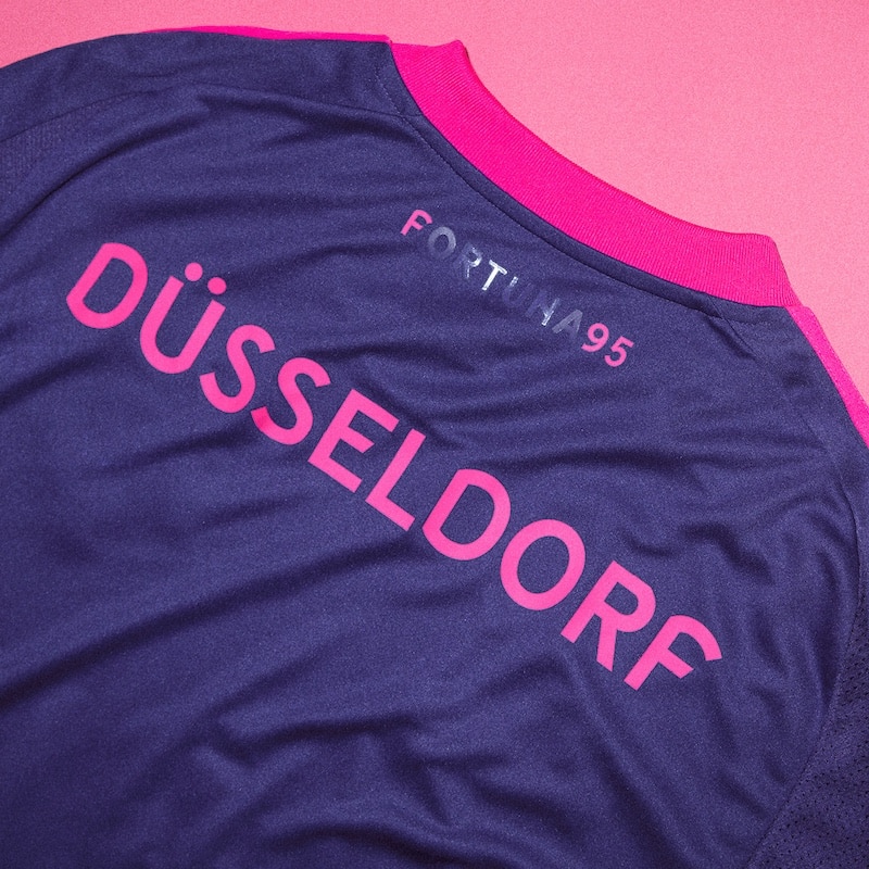 Durch Mut zum Erfolg: Das Ausweichtrikot 2024/25 im lila Retrodesign mit pinken Highlights