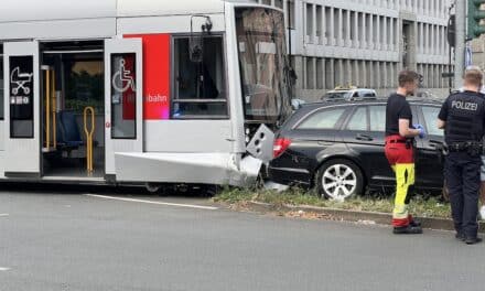 Verkehrsunfall auf der Kaiserstraße: Straßenbahn kollidiert mit&nbsp;PKW