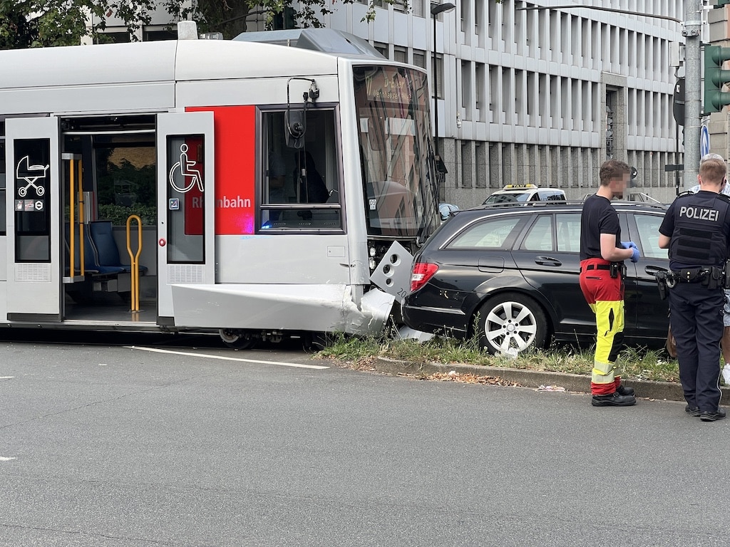 Verkehrsunfall auf der Kaiserstraße: Straßenbahn kollidiert mit PKW