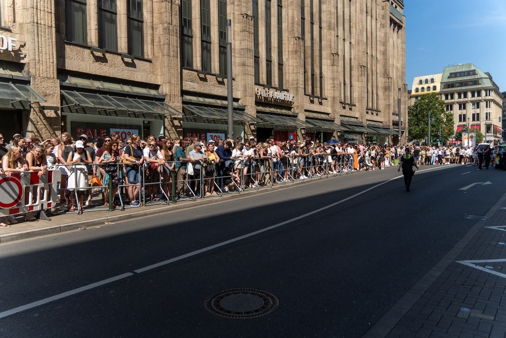 Warten auf Coldplay vor dem Breidenbacher Hof