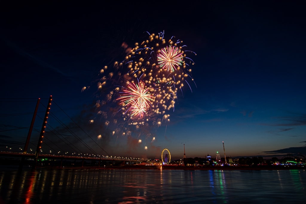 Großeinsatz des Arbeitsschutzes der Bezirksregierung Düsseldorf am Wochenende: Kontrollen bei Parookaville, Rheinkirmes und Coldplay-Konzer