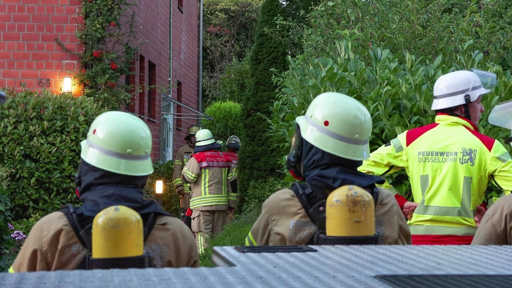 Zimmerbrand in Mehrfamilienhaus: Feuerwehr verhindert Brandausbreitung