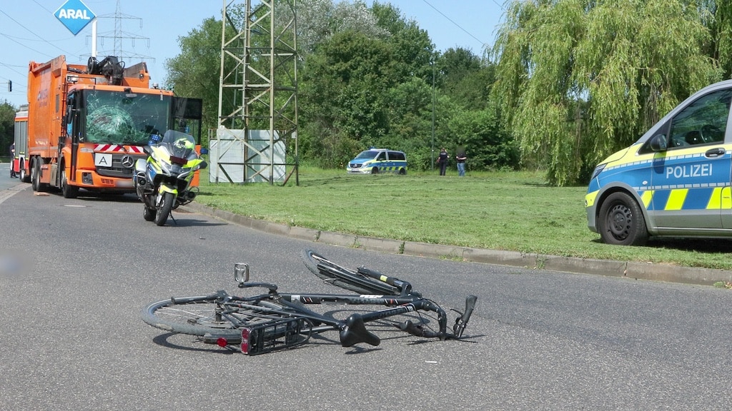 Schwerer Verkehrsunfall — Lkw gegen Fahrrad