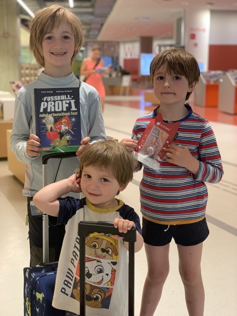 Die ersten Preise wurden am 15. August abgeholt: Mit Bruder Justus (Mitte) auf dem Weg zu Oma und Opa haben Isabel (links) und Charlotte (rechts) ihre Preise in der Zentralbibliothek abgeholt,(c)Landeshauptstadt Düsseldorf/Stadtbüchereien Die ersten Preise wurden am 15. August abgeholt: Mit Bruder Justus (Mitte) auf dem Weg zu Oma und Opa haben Isabel (links) und Charlotte (rechts) ihre Preise in der Zentralbibliothek abgeholt,(c)Landeshauptstadt Düsseldorf/Stadtbüchereien