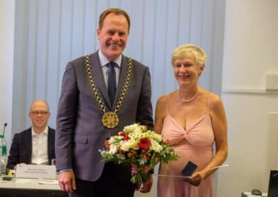 Dr. Dr. Marianne Hagen. Oberbürgermeister Dr. Stephan Keller verleiht am 27.8.2024 in der Sitzung der BV5 Ehrennadeln. Foto: Landeshauptstadt Düsseldorf / Uwe Schaffmeister