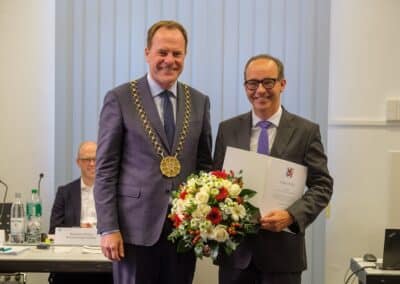 Dr. Florian Hartmann. Oberbürgermeister Dr. Stephan Keller verleiht am 27.8.2024 in der Sitzung der BV5 Ehrennadeln. Foto: Landeshauptstadt Düsseldorf / Uwe Schaffmeister