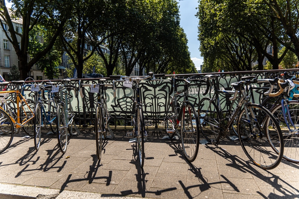 Fahrradfans strömen zum Rennen „Rund um die Kö 2024“ in Düsseldorf