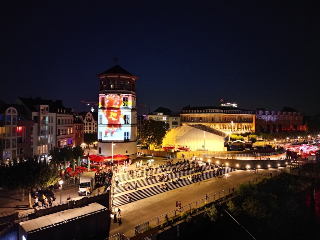 Rot-gelbe Lichtershow am Schlossturm: DEG präsentiert Neuzugänge für die Saison 2024/25
