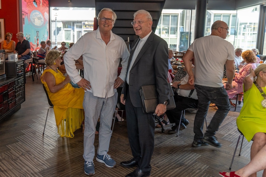 Heribert Klein „klatschte“ mit Stadtdechant Frank Heidkamp