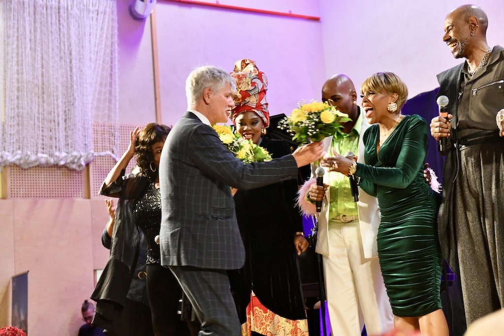 Tourismusdirektor von Filzmoss Peter Donabauer bdankt sich bei den Künstlern Foto: LOKALBÜRO