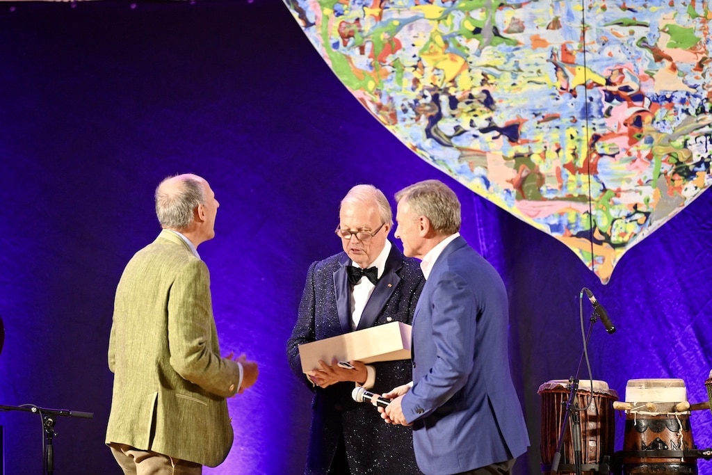 Der Tourismusverband bedannkt sich bei Heribert Klein Foto: LOKALBÜRO