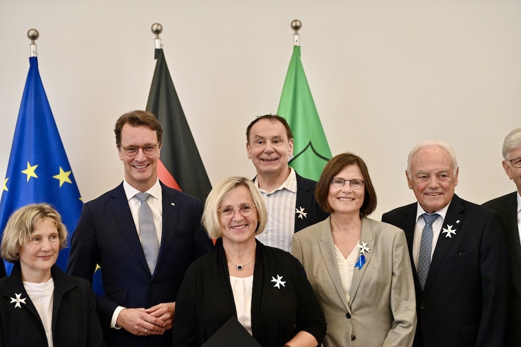 Ministerpräsident Wüst inmitten der Ausgezeichneten Foto: LOKALBÜRO Ministerpräsident Wüst inmitten der Ausgezeichneten Foto: LOKALBÜRO