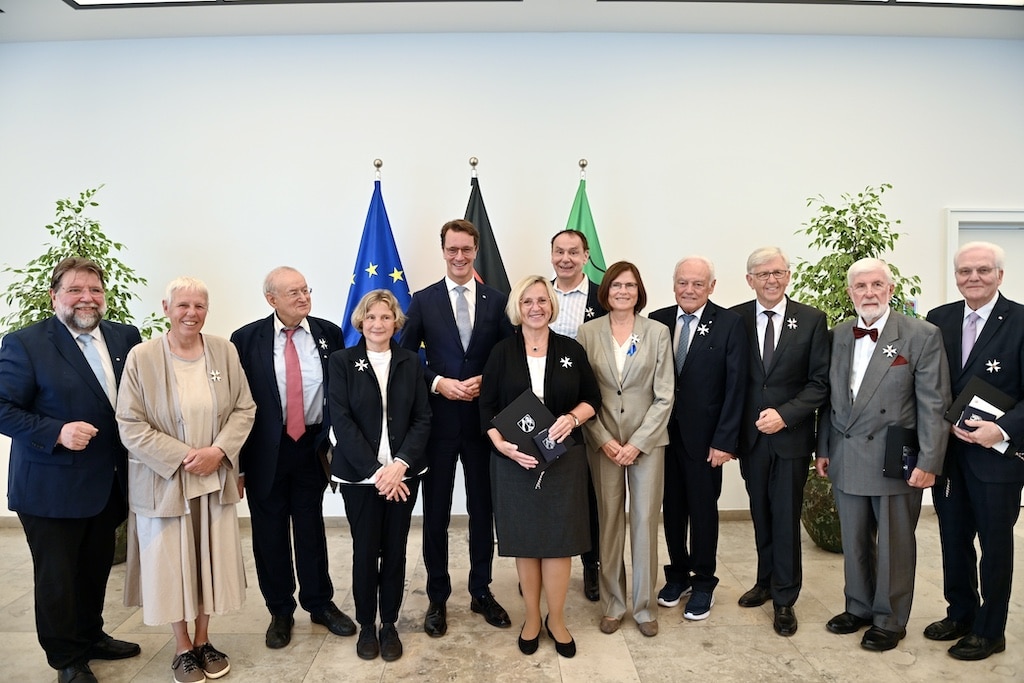 Ministerpräsident Hendrik Wüst verleiht den Verdienstorden des Landes Nordrhein-Westfalen an elf Persönlichkeiten
