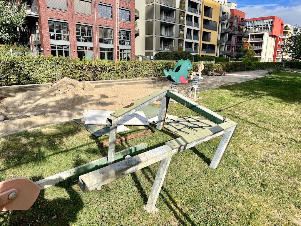 Städtische Auszubildende gestalten den Spielplatz im Berty-Albrecht-Park neu