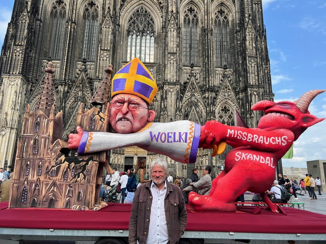 Jürgen Becker vor Woelkiwagen Foto: Jacques Tilly 2 2
