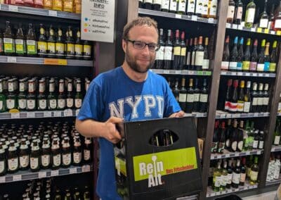 Felix ist der Chef-Logistiker, ohne ihn geht nichts im Biohaus Foto: Gabriele Schreckenberg