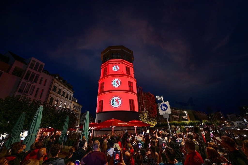 DEG-Spieler-Präsentation: Schlossturm erstrahlt in neuem Glanz