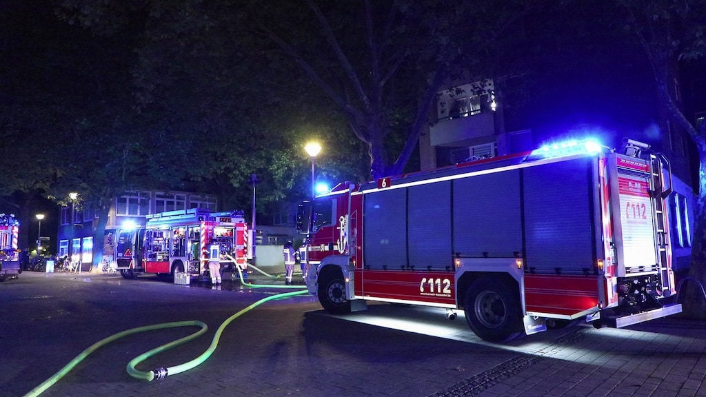 Feuerwehr Düsseldorf löscht Brand in Mehrfamilienhaus: Drei Verletzte