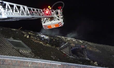 Küchenbrand im 4. Obergeschoss: Feuerwehr löscht erfolgreich – keine Verletzten
