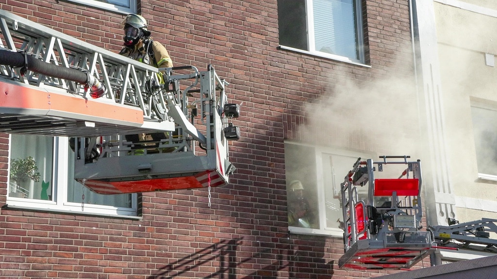 Feuer in Mehrfamilienhaus — Feuerwehr löschte Brand und versorgte eine Verletzte