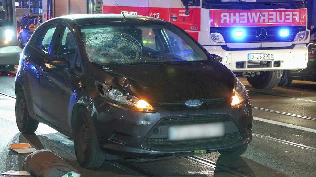 Flingern-Süd: Verkehrsunfall – Zwei Fußgängerinnen schwer verletzt – Unfallaufnahmeteam im Einsatz – Ermittlungen dauern an