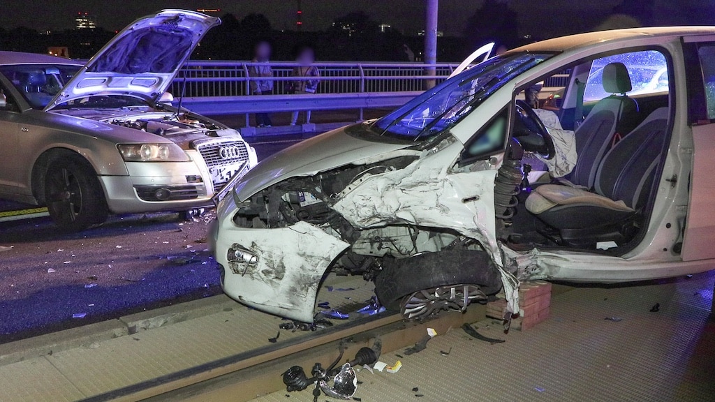 Schwerer Verkehrsunfall auf der Josef-Kardinal-Frings-Brücke – Zwei Verletzte