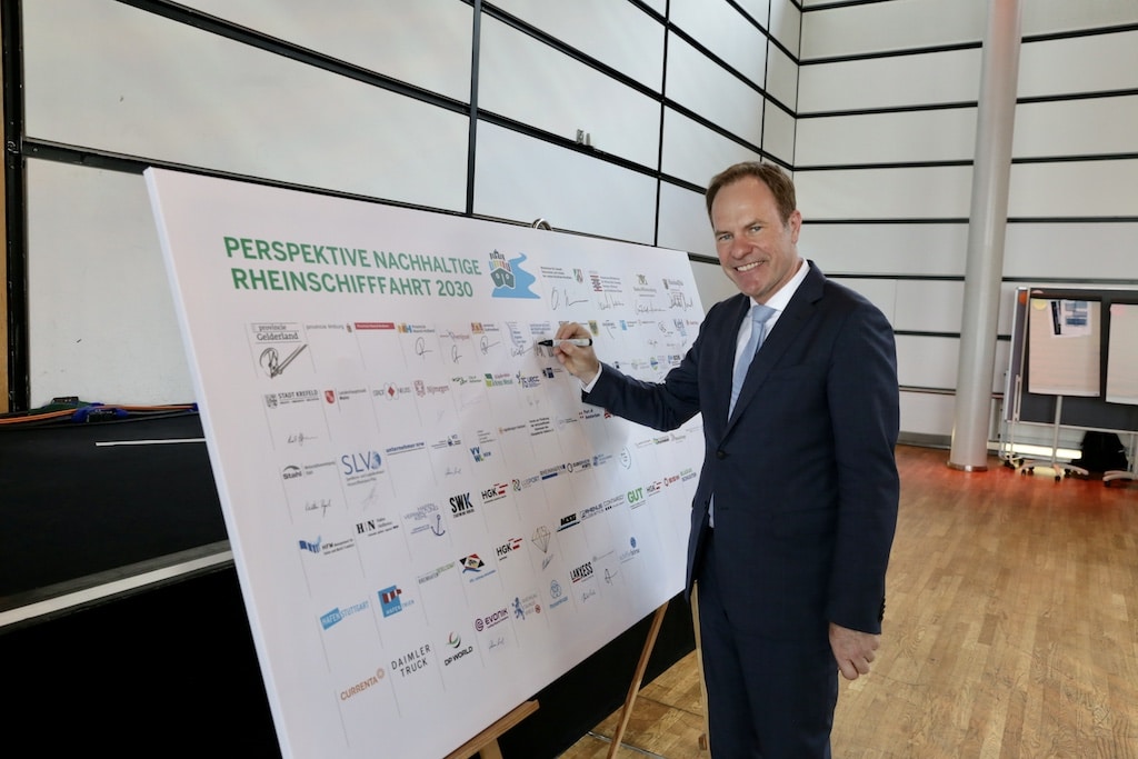 OB Dr. Keller unterzeichnet Absichtserklärung “Perspektive nachhaltige Rheinschifffahrt 2030”