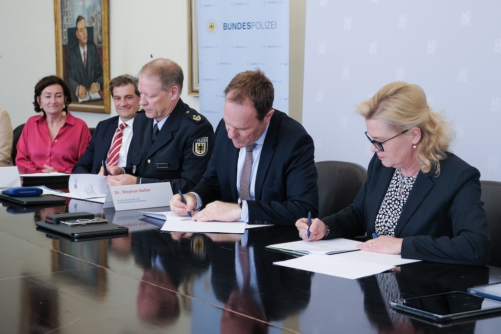 OB Dr. Stephan Keller (2.v.r.), Miriam Brauns (Polizeipräsidentin, r.) und Helge Scharfscheer (Vizepräsident Bundespolizeidirektion, 3.v.l.) unterschreiben den Kooperationsvertrag. Im Hintergrund: Miriam Koch und Christian Zaum,(c)Landeshauptstadt Düsseldorf/Michael Gstettenbauer OB Dr. Stephan Keller (2.v.r.), Miriam Brauns (Polizeipräsidentin, r.) und Helge Scharfscheer (Vizepräsident Bundespolizeidirektion, 3.v.l.) unterschreiben den Kooperationsvertrag. Im Hintergrund: Miriam Koch und Christian Zaum,(c)Landeshauptstadt Düsseldorf/Michael Gstettenbauer