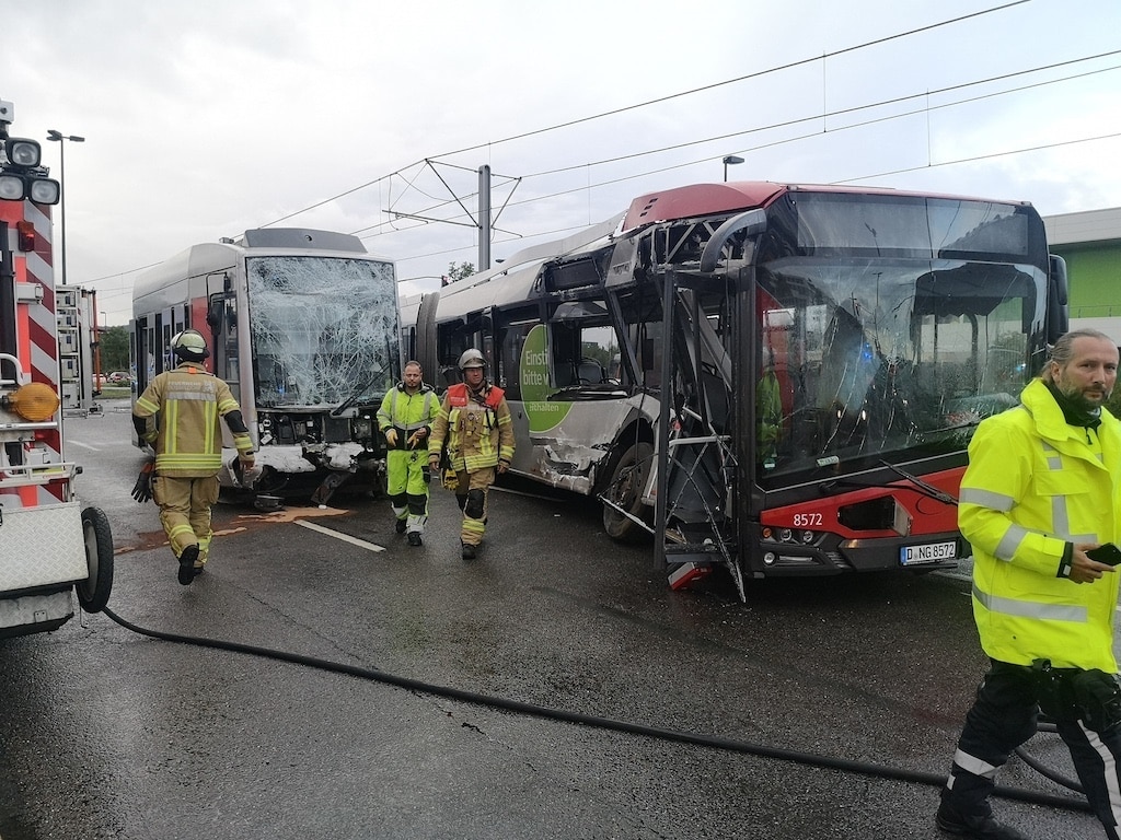 Rheinbahnbus kollidiert mit Straßenbahn — Mehrere Verletzte