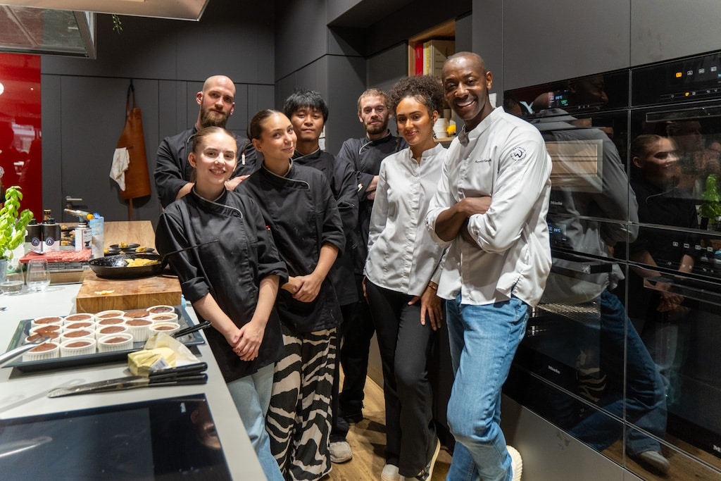 Düsseldorf in kulinarischem Ausnahmezustand: „Chefs in Town“ begeistert mit Starkoch Anthony Sarpong im Miele Experience Center