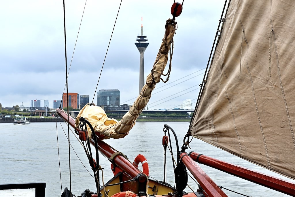 Museumsschiff Helena vor Anker in Düsseldorf