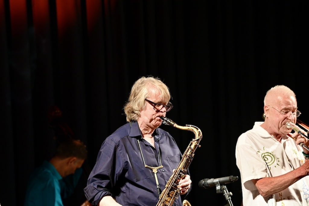 Zweimal ausverkauft: Musikalischer Genuss und ein gut aufgelegter Helge Schneider