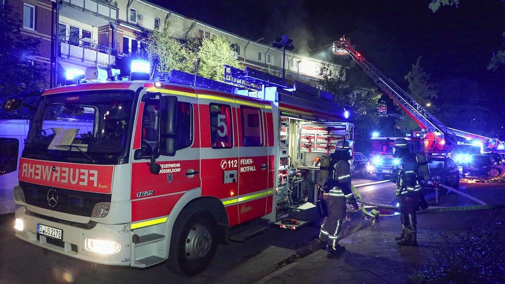 Wohnungsbrand in Mehrfamilienhaus: 10 Menschen und ein Hund gerettet