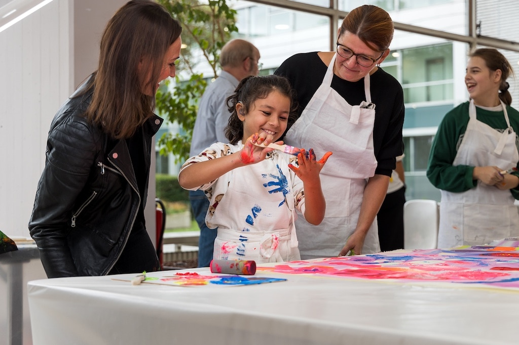 “Inklusive Kunst verbindet: Großformatiges Gemeinschaftswerk von Tina Reichel und Lions Club Düsseldorf im Hörzentrum der Uniklinik”